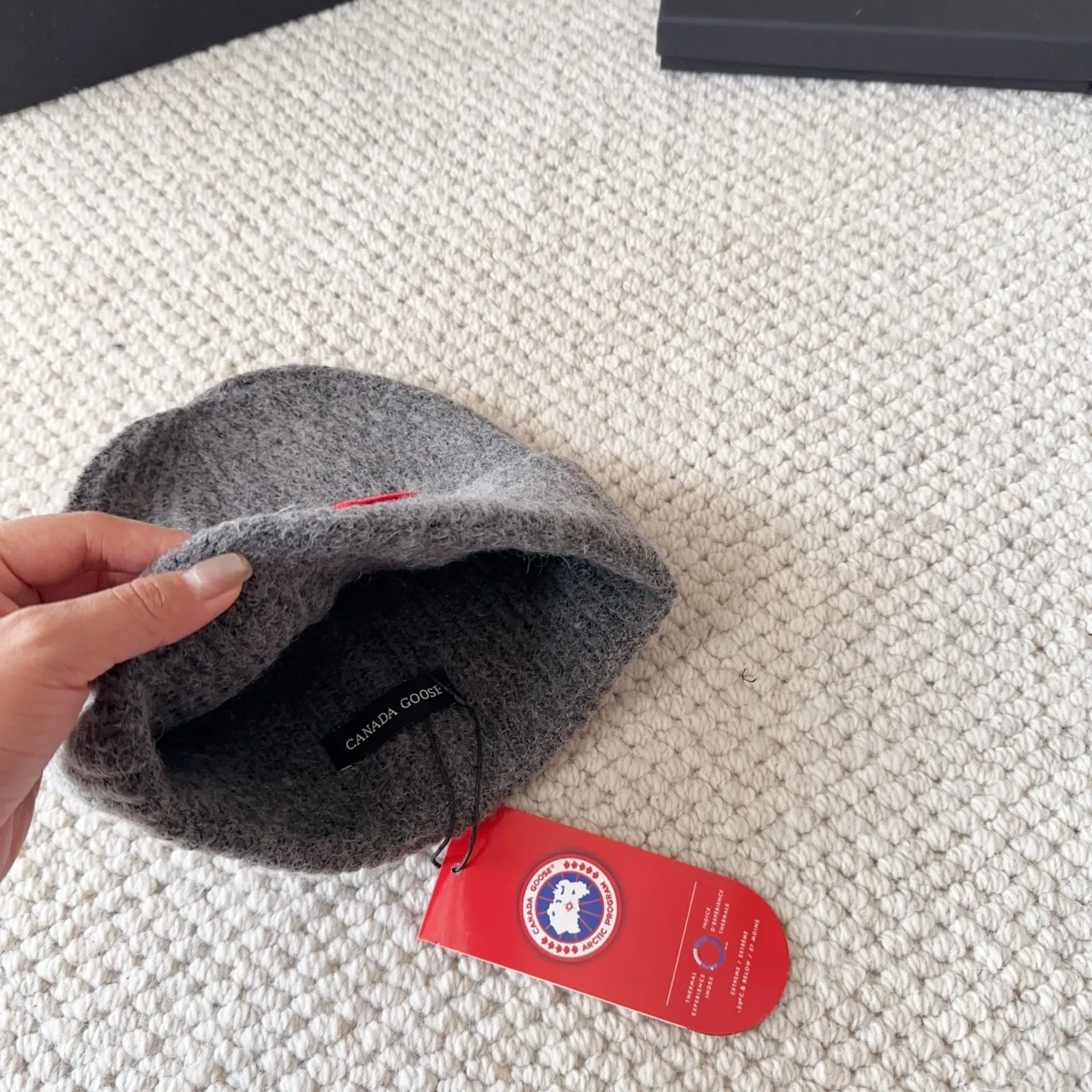 💰60 CANADA GOOSE Canada Goose winter warm cashmere cold hat. Rabbit wool material, thick feel, not easy to deform. Fashionable and versatile couple hat, imported embroidery logo, cashmere cotton yarn, sold in high quality three colors. Head circumference: 55-58cm available